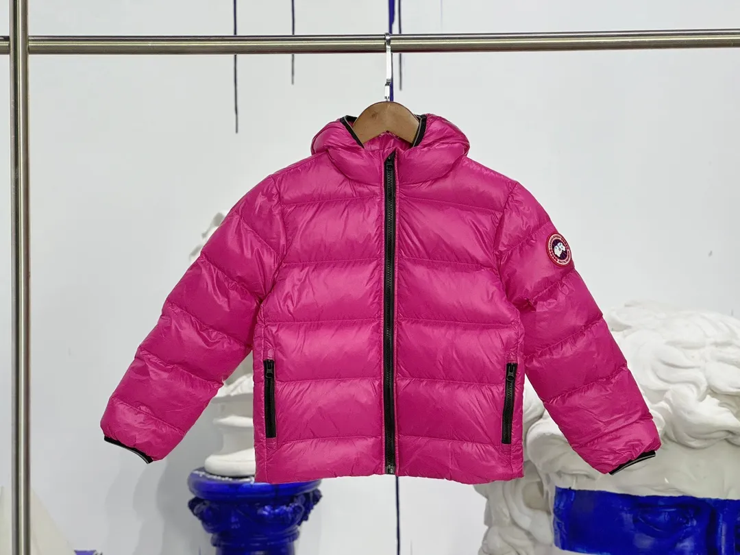 P640 CANADA GOOSE Canada Goose Crofton Children's Down Hoodie Big Goose Down Jacket 5460K Product Features ·This style uses thin channel-filled structural filling: 750-fill duck down, with lightweight fabrics and trims, lightweight and warm, allowing you to move freely ·Decorated with iconic double-stripe reflective details on the back ·Adjustable down hood sewn with reflective trim to enhance warmth and better protect against bad weather ·A weatherproof placket is designed under the two-way zipper to prevent wind and keep warm. The zipper opens from the bottom for increased range of motion and improved breathability. Power Stretch® reflective cuffs are stylish and lightweight, adding wind protection and warmth and making you more visible in low-light environments. Goose I.D. heritage label on the inside. 2 exterior pockets: Hand pockets with zipper closure and tricot fabric at the joints for softness and warmth.